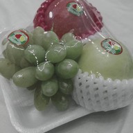 ผลไม้สด ร้านลาดพร้าว 138 ติดถนนริมฟุตบาทอยู่หน้าซอยเลยข้างๆมี toyota