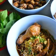 ครัวคุณนาย ก๋วยเตี๋ยวไก่มะระ กะเพราถาดยักษ์  & Boss Coffee ครัวคุณนาย   ก๋วยเตี๋ยวไก่มะระ อาหารตามสั่ง