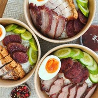 ข้าวหมูแดงหมูกรอบ by คุณจูน