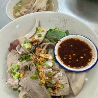 นายตั้ม ต้มเลือดหมู สาขาตลาดเกษตร