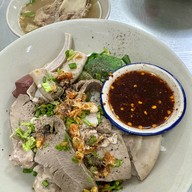 นายตั้ม ต้มเลือดหมู สาขาตลาดเกษตร