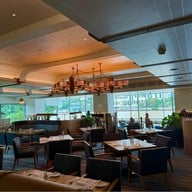 Alex Dilling at Lord Jim's โรงแรมโอเรียนเต็ล