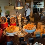 Alex Dilling at Lord Jim's โรงแรมโอเรียนเต็ล