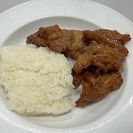 เมนูของร้าน ศุจินธรหมูทอดเสียบไม้ ตลาดต้นไม้ชายคา เพชรเกษม 28