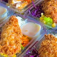 สลัดไก่ทอด สลัดปลาดอลลี่ทอด สลัดกุ้งทอด