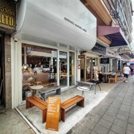 หน้าร้าน Commonly Specialty Coffee Surawong Surawong