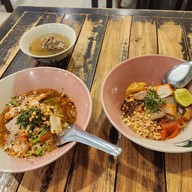 ก๋วยเตี๋ยวสุโขทัย by พี่นิด