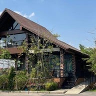 หน้าร้าน Little Forest Coffee House  แก่งกระจาน