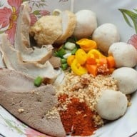 นายย้ง ทรงวาด ก๋วยเตี๋ยวลูกชิ้นปลา .