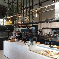 บรรยากาศ Two Oh Five