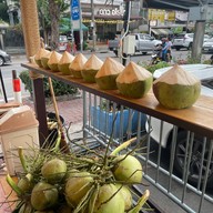 หน้าร้าน น้ำมะพร้าวปั่นบ้านแพ้ว ตลาดเลียบด่วนแดนเนรมิต น้ำมะพร้าวปั่นบ้านแพ้ว ตลาดเลียบด่วนแดนเนรมิต