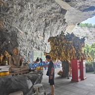 บรรยากาศ แกะสลักพระใหญ่ อู่ทอง สุพรรณบุรี