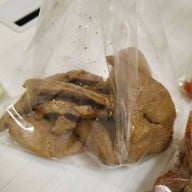 เมนูของร้าน เฮียโรจน์หมูทอด ข้าวเหนียวปุยนุ่ม (ข้าวเหนียวสมุนไพร)