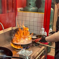 เฮียเหรี่ยง ราดหน้าน้ำทอง