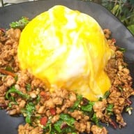 ครัวหญิงลี กะเพราผัดแห้ง ข้าวผัด