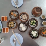 เมนูของร้าน โชคดีแต่เตี้ยมสาขาชุมพร บางลึก