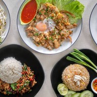 ครัวหญิงลี กะเพราผัดแห้ง ข้าวผัด
