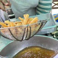 บรรยากาศ ร้านเจ้ต้อยลูกชิ้นชุบแป้งทอดริมรั้วจักรพงษ์