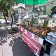 หน้าร้าน ร้านเจ้ต้อยลูกชิ้นชุบแป้งทอดริมรั้วจักรพงษ์