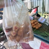 ร้านเจ้ต้อยลูกชิ้นชุบแป้งทอดริมรั้วจักรพงษ์