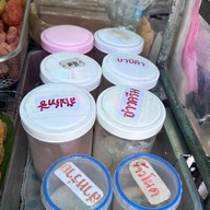 บรรยากาศ ร้านเจ้ต้อยลูกชิ้นชุบแป้งทอดริมรั้วจักรพงษ์