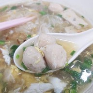 คุณแดงก๋วยจั๊บญวน พระอาทิตย์