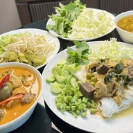 หอมเตาถ่าน บะหมี่ หมูอบ ไก่ย่าง 可口的