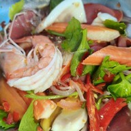 ยำติดแกรม-กะเพราเนื้อโคขุน