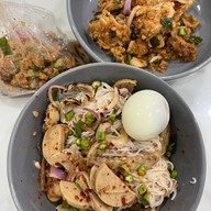 ข้าวมันไก่จารุรัตน์(ยำไก่แซบ) ราม2