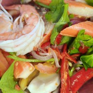 ยำติดแกรม-กะเพราเนื้อโคขุน