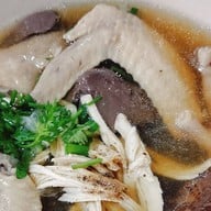 ขวัญ ก๋วยเตี๋ยวลูกชิ้นปลาเยาวราชแท้ ศรีบุญเรืองมุกดาหาร
