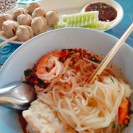 เมนูของร้าน ก๋วยเตี๋ยวต้มยำโบราณ ร้านเปลว นครปฐม