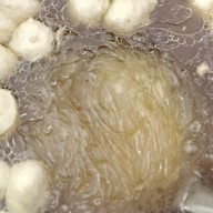 ขวัญ ก๋วยเตี๋ยวลูกชิ้นปลาเยาวราชแท้ ศรีบุญเรืองมุกดาหาร