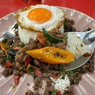 เมนูของร้าน กะเพราตาแป๊ะ อโศก