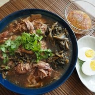 ขาหมูเจริญแสงสีลม สีลม