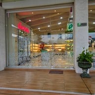 หน้าร้าน ณัฐวัฒน์ เบเกอรี่ สาขาหน้าสวนเสือ ศรีราชา