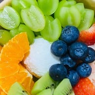 Fruitsindy - ผลไม้ปอกพร้อมทานและกรีกโยเกิร์ต