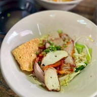 เมนูของร้าน ก๋วยเตี๋ยวศรีไทย หน้าวัดพระโยค