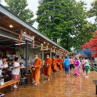 ตลาดริมแคว เมืองท่าขนุน