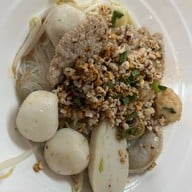 ⭐เซ้งยกซด ก๋วยเตี๋ยวหมูต้มยำมะนาว คุณเหวิน สาขาศูนย์การค้าวรรัตน์ อร่อยมาก✨ มีขาย ซี่โครงหมู คากิ บะเต็ง หมูต้มยำ ลูกชิ้นปลาต้มยำ กุ้ยช่าย เกี๊ยวทอด ขนมจีบ ซาลาเปา เกาเหลา บะจ่าง กากหมู หนังปลาเเซลมอน สาขาศูนย์การค้าวรรัตน์