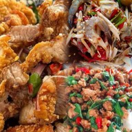 หมูกรอบ กะเพราหมูกรอบพริกแห้ง (อาหารตามสั่ง) ครัวอุ่นใจ แฟลตบางชัน
