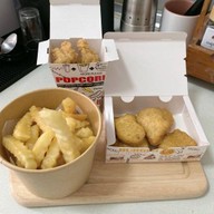 มื้อดึก - ลาดพร้าววังหิน เฟรนช์ฟรายส์ นักเก็ต ไก่ป็อป หมี่คลุกโบราณ ครอฟเฟิล