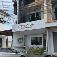 หน้าร้าน Cozy Factory Coffee & Roaster สวนเสือศรีราชา