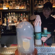 บรรยากาศ Opium Bar