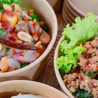 GOOD TIMES กะเพราหนวดหมึก ลูกชิ้นปลาระเบิด