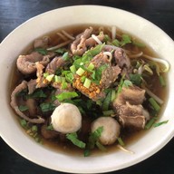 ก๋วยเตี๋ยวเนื้อหลังบ้าน -