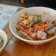 ก๋วยเตี๋ยวต้มยำกากหมูสูตรโบราณ ถนนกาญจนาภิเษก
