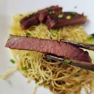 ตั้งใจย่าง ถนนจันทน์