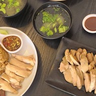 นายเรือ ข้าวมันไก่ ( สูตรไหหลำ ) ถนนหลังเมือง หน้าอาชีวะ