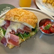 Brook's Brunch and Bar Ari อารีย์